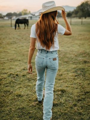 Wrangler Cowboy Cut, Western Wear Outfits, Cute Country Outfits, Looks Country, Rodeo Outfits, Western Style Outfits, Western Jeans, Cowgirl Outfits, Wrangler Jeans