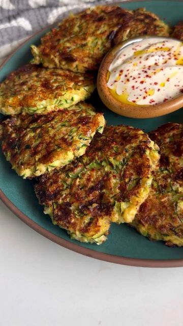 Zucchini Cottage Cheese, Cheese Fritters, Low Carb Low Calorie, Low Calorie High Protein, Low Calorie Vegetables, Cottage Cheese Eggs, Grated Zucchini, Cottage Cheese Snack, Vegetarian Recipes Dinner Healthy