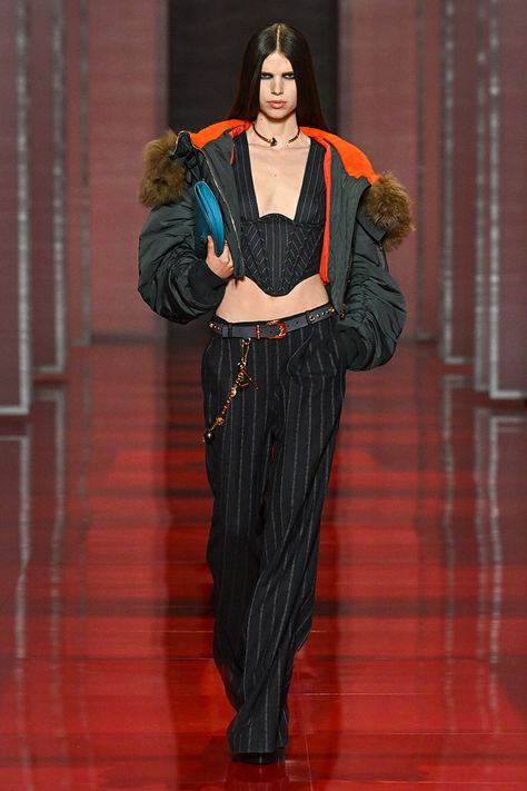 Versace Fall Winter 2022, Genderfluid Fashion, Versace Fashion, Donatella Versace, Winter 2022, Looks Style, Womens Fall, Look Fashion, Runway Fashion