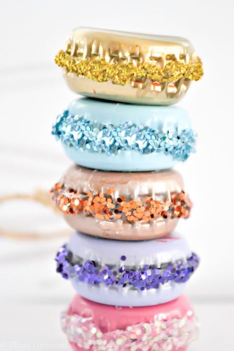 DIY Bottle Cap Crafts - DIY French Macaron Ornaments - Make Jewelry Projects, Creative Craft Ideas, Gift Ideas for Men, Women and Kids, KeyChains and Christmas Ornaments, Presents http://diyjoy.com/diy-projects-bottle-caps Macaron Ornaments, Macaroon Ornaments, Diy Bottle Cap Crafts, Holiday Desserts Table, French Macaron, Crafts For Teens To Make, Diy Christmas Ornaments Easy, Bottle Cap Crafts, Navidad Diy