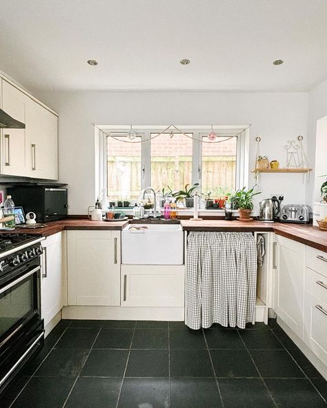 Spot the difference! Not to everyone’s taste, I know, but I am so happy with how this simple curtain has softened the kitchen. I hated how the dishwasher was so…. metallic but it would be ridiculous to change it in any permanent way. This was the perfect solution! Totally embracing my 1950’s farmyhouse country era right now. Do you have any areas in your house that you wish you could hide? #kitchenhacks #dishwasher #kitchendecor #kitchendecorideas #homedecor #simpleideas #diyhomedecor #u... Dishwasher Curtain Diy, Adding Dishwasher To Old Kitchen, Dishwasher Cover Curtain, Curtain Over Dishwasher, Dishwasher Curtain, Simple Curtain, Under Kitchen Sink, Studio Vibes, Dishwasher Cover