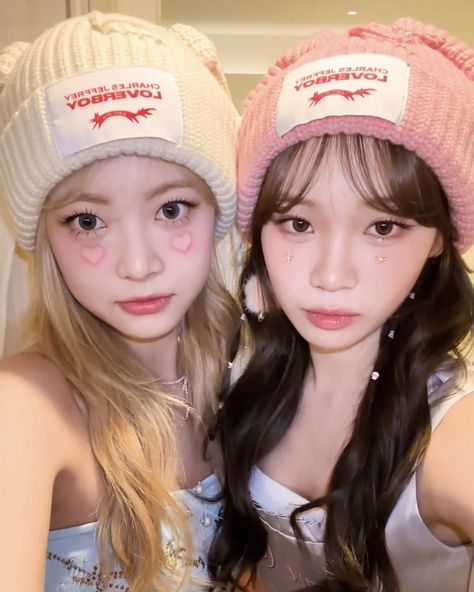 lesserafim eunchae & chaewon Duos Icons, Jennie Lisa, Kpop Aesthetic, Cute Icons, Korean Girl, Kpop Idol, Kpop Girls, Pretty People, Photography Poses