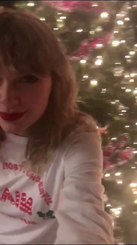 Christmas Taylor Swift Pfp, Taylor Christmas, Taylor Swift Christmas Laptop Wallpaper, Taylor Swift Christmas Desktop Wallpaper, Taylor Swift Xmas Wallpaper, Taylor Swift Christmas, Taylor Swift Cute, Swift Photo, Taylor Swift Funny