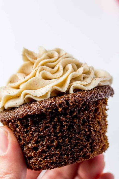 Gingerbread Cupcakes with Cinnamon Vanilla Buttercream Frosting - Delicious Little Bites Cinnamon Buttercream Frosting, Cinnamon Buttercream, Cupcakes Christmas, Moist Cupcakes, Gingerbread Cupcakes, Cinnamon Recipes, Vanilla Buttercream Frosting, Cinnamon Vanilla, Christmas Cooking