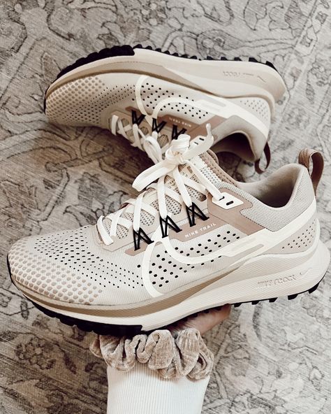 Shoes For Women Tennis Shoes, Tennis Shoe Inspiration, Trendy Gym Shoes, Neutral Nike Shoes Women, Work Out Shoes For Women, Women Walking Shoes, Nike Walking Shoes Women, Women's Tennis Shoes, Trendy Tennis Shoes Women 2023