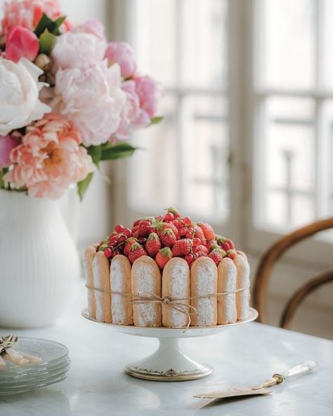 My French Country Home on Instagram: "Too pretty to eat? Almost. Get stuck into this Charlotte Rose cake by @cakeboyparis - we feature 5 recipes from his first book "Sweet Paris." In the new issue! 🎂 #mfchmagazine #myfrenchcountryhome #mfch #frenchstyle #cakestagram" Le Macaron, Country Home Magazine, Charlotte Rose, French Cake, My French Country Home, French Country Home, French Christmas, Cake Inspo, Christmas Cakes