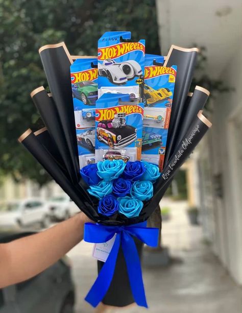 Ribbon Roses Bouquet For Boys, Hotwheels Bouquet With Flowers, Ribbon Flowers Bouquet For Men, Ramos For Guys, San Valentin Ideas Regalos Novio, Hot Wheels Bouquet, Satin Flowers Diy, Ribbon Rose Bouquets, Man Bouquet