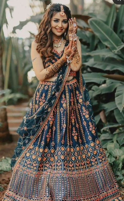 Mehandi Pose, Long Hair Bridal Styles, Mehendi Pose, Mehandi Poses, Mehendi Photography Bridal, Mehendi Poses, Mehndi Shoot, Mehndi Poses, Mehendi Photoshoot