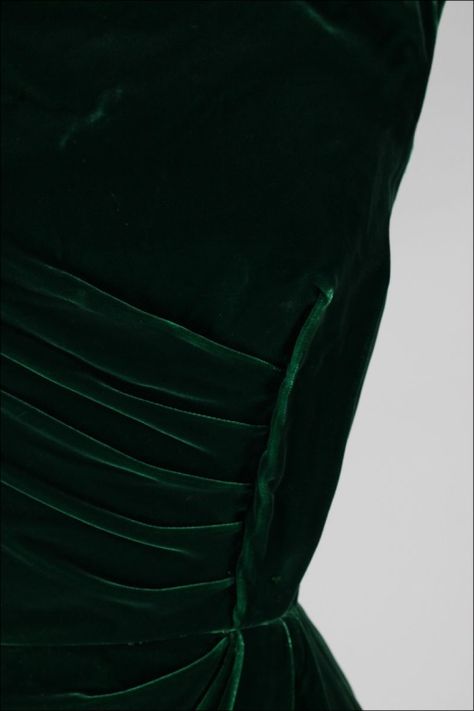 Vintage 1950's Ceil Chapman Emerald Green Silk Velvet Dress image 4...Details Ceil Chapman, Silk Velvet Dress, Designer Evening Dresses, Vintage 1950s Dresses, Dress Images, Velvet Fashion, Classic Fashion, Green Silk, Silk Velvet