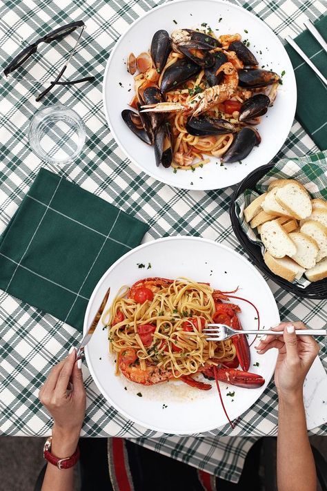 10 Things You Need to Do in Rome Food Lobster, Italian Food Photography, Restaurant Food Photography, Flatlay Food, Seafood Linguine, Restaurant Italian, Food Flatlay, Restaurant Photography, Italy Food