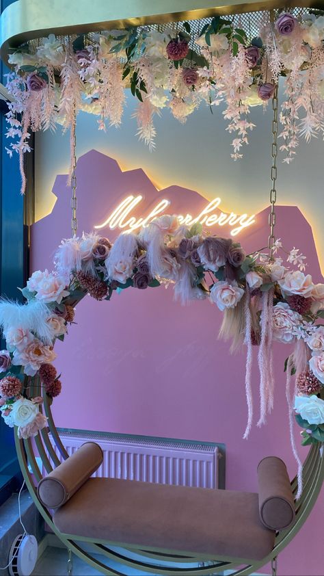 Flower Wall Salon Decor, Nail And Lash Room Ideas, Makeup Room Flower Wall, Pink Boutique Interior, Instagrammable Walls Interior, Pink Lash Room, Area Instagramavel, Selfie Room Ideas, Wall Paper For A Beauty Salin