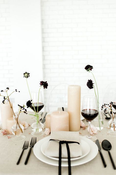 Confession: I was not prepared to love a black and beige wedding color palette as much I love it seeing this wedding shoot! Sophisticated and regal, this wedding editorial checks all the marks for a fine art wedding that is welcoming and romantic at the same time. More on #ruffledblog! Black And Ivory Table Setting, Touch Of Black Wedding, Minimalist Centerpiece Wedding Long Table, Black And Beige Table Setting, Black And Champagne Boho Wedding, Avant Garde Wedding Decor, Black And Beige Wedding, Wedding Table Designs, Beige Wedding