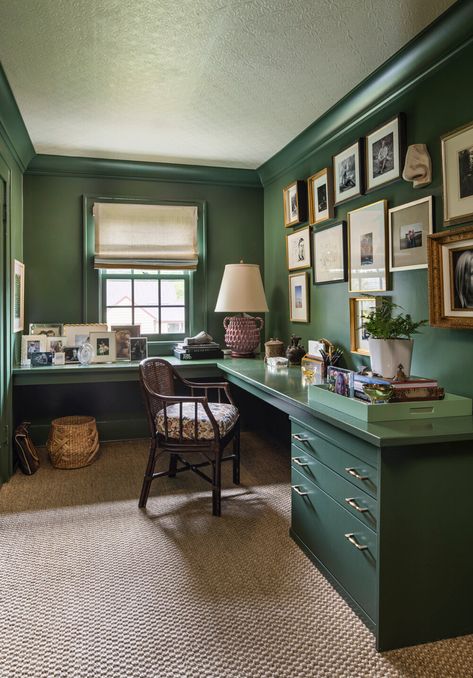 Green Home Offices, Masculine Home Office, Luxurious Living Rooms, Green Office, Office Guest Room, Green Room, Home Decor Living Room, Home Decorating Ideas, Green Rooms