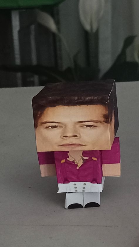 Harry Styles Minecraft Print, Harry Styles Paper Craft, Harry Styles Gift Ideas Diy, Harry Styles Diy Crafts, Harry Styles Crafts, Harry Styles Cardboard Cutout, Harry Styles Gift Ideas, Scrapbooking Prompts, Miya Core