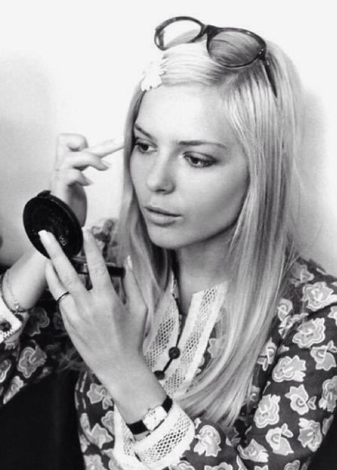 France Gall April 1969 60’s Fashion, Retro Makeup, France Gall, Charlotte Gainsbourg, French Collection, Catherine Deneuve, Womens Fashion Inspiration, Sandra Bullock, French Women