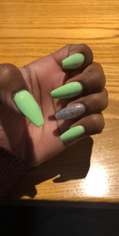 Candy Apple Green Nails, Lemon Lime Nails, Neon Lime Nails, Aesthetic Nails Green, Bright Green Nails, Trendy Green Nails, Lime Nails, Lime Green Nails, Sophisticated Manicure