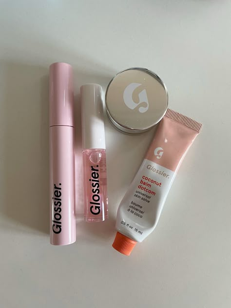 Leila Core, Aesthetic Pink Makeup, Glossier Concealer, Glossier Products, Products Aesthetic, Makeup Bag Essentials, Pretty Skin Care, Skin Care Items, Glowy Makeup