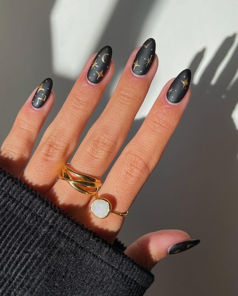 40 Best 2022 Winter Nails to Try Elegant Nail Polish, Halloween Nail Art Easy, Halloween Nails Easy, Matte Black Nails, Black Acrylic Nails, Fall Manicure, Moon Nails, Essie Gel, October Nails