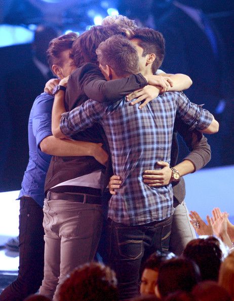 en los premios increible..... los amo chicos Wallpaper One Direction, One Direction Fotos, People Hugging, Group Hug, One Direction Wallpaper, One Direction Concert, One Direction Harry Styles, One Direction Photos, One Direction Harry