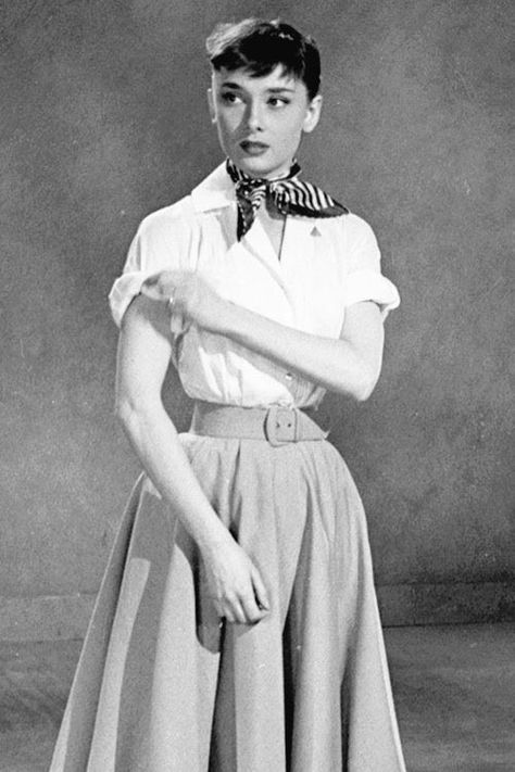 Audrey Hepburn 60s, New Look Style, Audrey Hepburn Outfit, Audrey Hepburn Roman Holiday, Aubrey Hepburn, Audrey Hepburn Photos, Wardrobe Architect, Velo Vintage, New Look Fashion