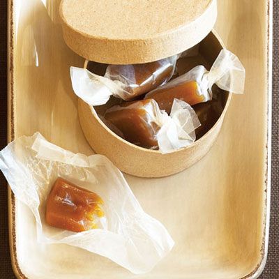 Butterscotch Caramels - I used to give these away for Christmas. They're delicious! Caramels Recipe, Halloween Candy Recipes, Dessert Pie Recipes, Holiday Pies, Homemade Holiday, Caramel Recipes, Holiday Candy, Homemade Candies, Pie Dessert