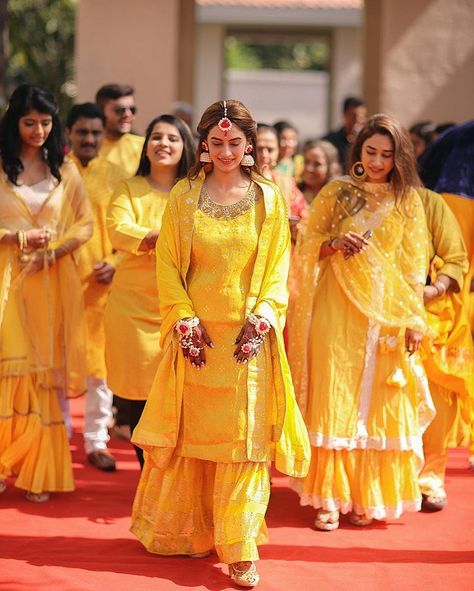 Best Bridal Entries with Sisters for wedding celebrations Haldi Dress Ideas For Bride, Haldi Dress Ideas, Ceremony Outfit, Haldi Ceremony Outfit, Haldi Dress, Bridesmaid Photoshoot, Haldi Outfits, Haldi Outfit, Function Dresses