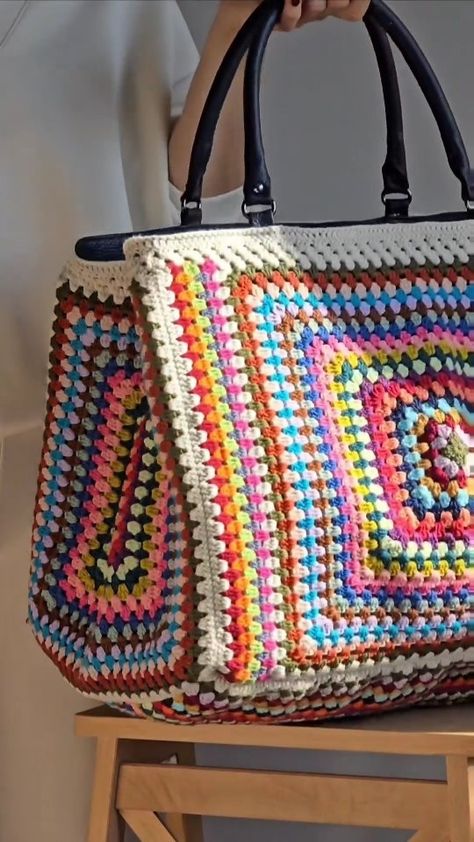 Alev Cevik | The new weekend bag is here 🌱🌱🌱 Two years ago, in Milan, Italy, I came across this huge crochet weekend bag and fell in love with it. I… | Instagram Huge Crochet, Projek Mengait, Make Do And Mend, Crochet Tote Bag, Weekend Bag, Crochet Tote, Big Bags, Milan Italy, Vintage Crochet