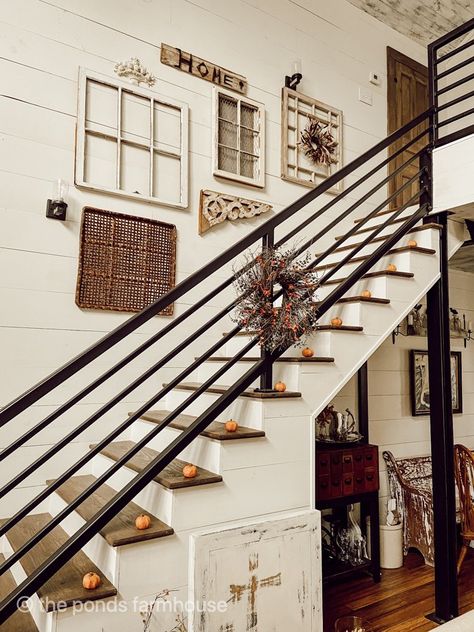 Rustic Stairs Farmhouse Style, Industrial Staircase Design Ideas, Dollhouse Stair Railing Diy, Industrial Farmhouse Design Ideas, Industrial Farmhouse Staircase, Cottage Industrial Style, Modern Industrial Farmhouse Decor, Rustic Farmhouse Staircase, Loft Railing Ideas Rustic