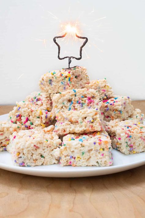 Birthday cake rice krispie treats are packed with birthday cake flavor and sprinkles and can make a perfect rice krispie cake for celebrating. Rice Krispie Treats Birthday, Rice Krispies Cake, Rice Krispie Cake, Rice Krispie Cakes, Homemade Birthday Cake, Treats Birthday, 22nd Bday, Bday Dinner, Birthday Cake Flavors