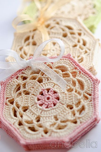 Beautiful shabby cottage chic crochet coasters... Make a lovely DIY gift set Anabelia English y espanol Crocheted Coasters, Crochet Coasters Free Pattern, Crochet Geek, Crochet Coaster Pattern, Mode Crochet, Diy Gift Set, Crochet Vintage, Crochet Kitchen, Craft Design