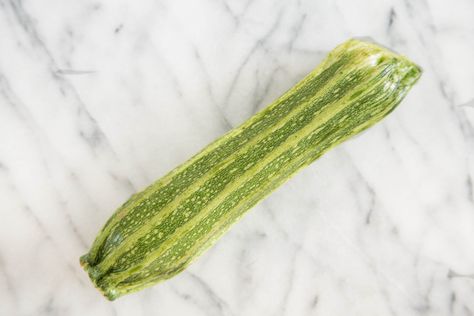 A Visual Guide to 8 Varieties of Summer Squash — Ingredient Intelligence Cousa Squash, Romanesco Recipes, Pattypan Squash, Summer Squash Recipes, Yellow Zucchini, Green Zucchini, Squash Varieties, Zucchini Squash, Heirloom Vegetables