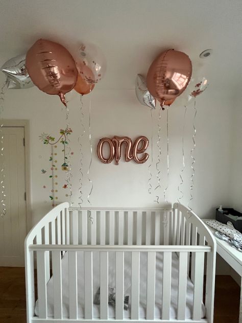 Baby crib one year rose gold balloon decorations Rose Gold Balloon Decorations, Birthday Bed, Gold Balloons Decorations, Balloons Rose Gold, Balloons For Birthday, Gold Confetti Balloons, Rose Gold Confetti, Rose Gold Balloons, Balloons Party