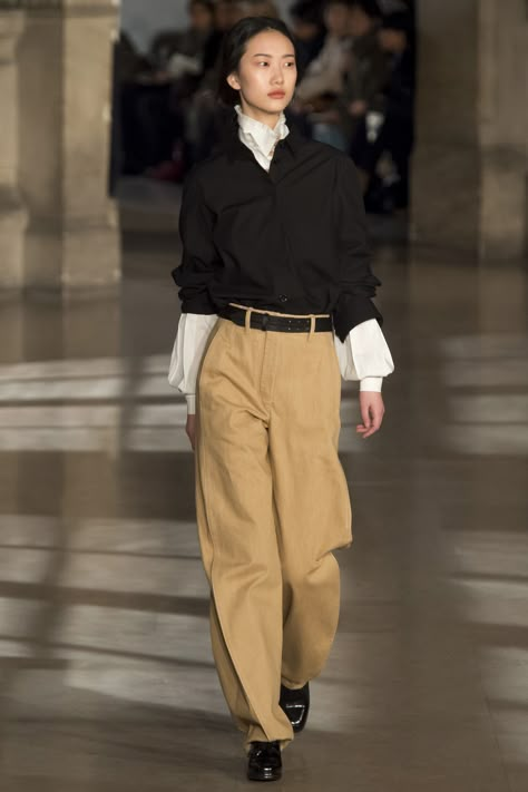 Lemaire Fall 2016 Ready-to-Wear Fashion Show Dark Academia Fashion, Academia Fashion, Brown Pants, 가을 패션, Mode Vintage, Looks Style, Inspired Outfits, Looks Vintage, Fall 2016