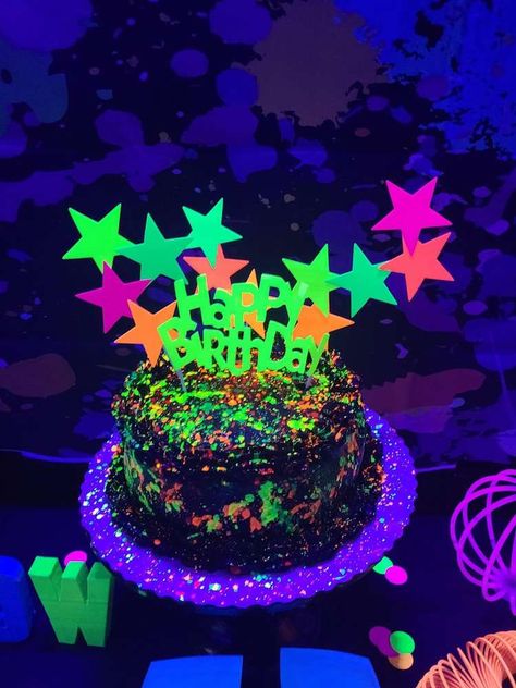 Aesthetic Neon Party, Glow In The Dark Swim Party Ideas, Glow In The Dark Birthday Party Cake, Glow Birthday Party Cake, Glow Party Aesthetic, Neon Birthday Party Cake, Glow In The Dark Birthday Cake, Neon 13th Birthday Party Ideas, Glow Birthday Cake