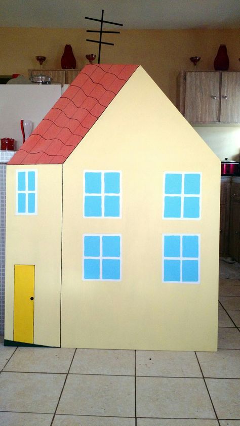 Diy Peppa Pig House, Peppa Pig Photo Shoot Ideas, Peppa Diy Decorations, Peppa Pig House Diy, Diy Peppa Pig Decorations, Peppa Pig Cardboard House, Diy Peppa Pig House Backdrop, Peppa Pig Backdrop, Peppa Pig Backdrop Birthday Parties