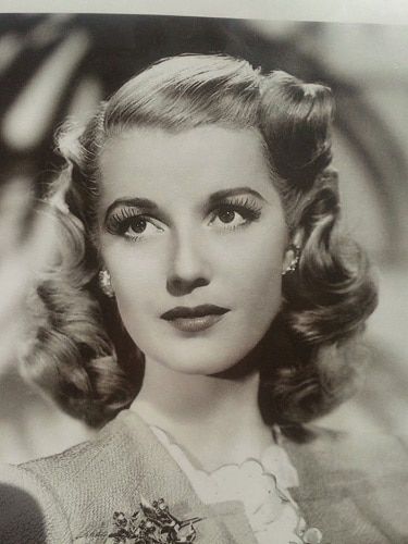 30 Old-fangled Hairstyles from 1930s Trending Again Cabelo Pin Up, 1930s Hair, 40s Hairstyles, 1940s Women, Vintage Hairstyles Tutorial, 1940s Woman, 1940s Hairstyles, Veronica Lake, Pin Curls