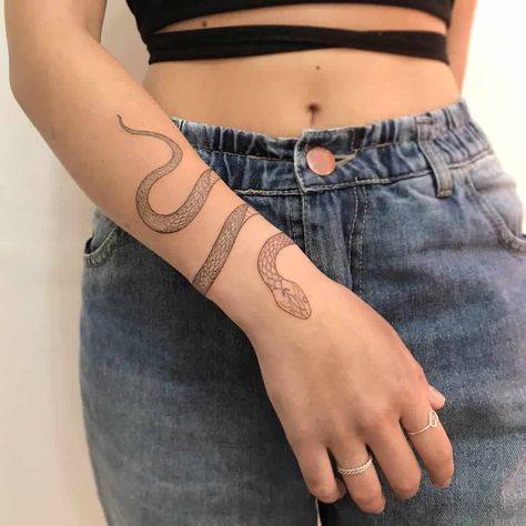 Arm Tattoos For Women Snake, Tattoos For Women Snake, Snake Arm Tattoo, Flash Tattoo Sleeve, Neck Tattoo Women, Wrap Around Wrist Tattoos, Tattoo Inspiration Men, Small Wrist Tattoos, Incredible Tattoos