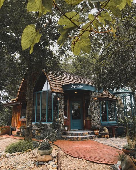 This Enchanting Forest Cafe In Thailand Looks Straight Out Of A Fairytale - Bangkok Foodie Cottagecore Cafe, Cafe Design Inspiration, Tea Room Decor, Forest Cafe, Cafe Exterior, Chiang Rai Thailand, Green Cafe, Unique Cafe, Restaurant Exterior