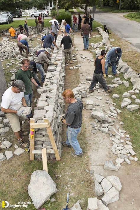 How to Make Beautiful Decorations With Flagstones For Wall - Engineering Discoveries Building A Stone Wall, Stone Walls Garden, Welded Furniture, Stone Retaining Wall, Landscaping Retaining Walls, Beautiful Decorations, Dry Stone Wall, Walled Garden, Dry Stone