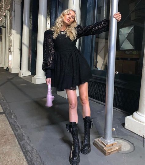 Lace Up Knee High Boots Outfit, Lace Boots Outfit, Prada Boots Outfit, Lace Up Boot Outfit, Elsa Hosk Style, Models Outfits, Combat Boot Outfit, Romee Strijd, Elsa Hosk