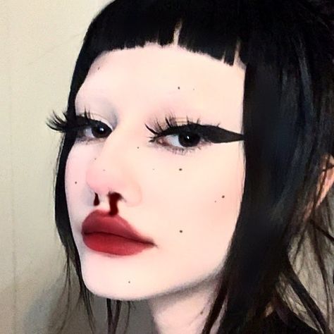 Alt Brows, No Eyebrows Aesthetic, No Eyebrows Makeup Look, Aesthetic Chicas, No Eyebrows, Weird Aesthetic, Eyeliner Designs, Alt Makeup, Graphic Makeup