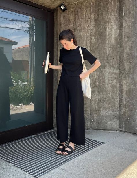 Alice Fleury look preto casual Simple Minimalistic Outfits, Comfortable Outfit Summer, Black Tank Jeans Outfit, Black Summer Clothes, Business Casual Summer Women, Linen Black Pants Outfit, All Black Summer Outfits Casual, Tokyo Summer Outfit, Casual Breakfast Outfit