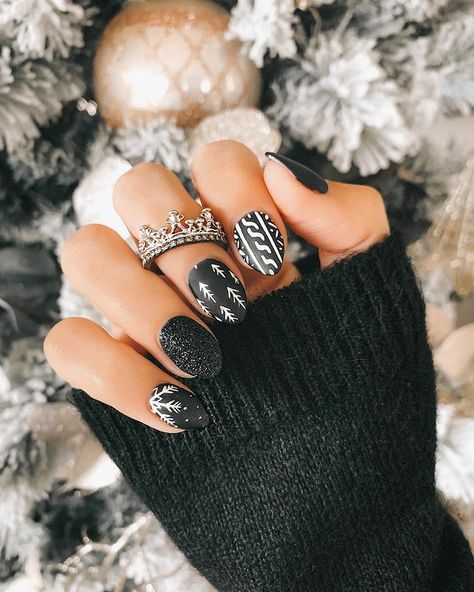 50+ Best Holiday Nails You Need To Try Out! - Prada & Pearls Boho Winter Nails, January Nail Art Designs, Fall/winter Nails, Skill Learning, Fall Nail Trends, Interesting Videos, Christmas Gel Nails, Her Nails, Snowflake Nails