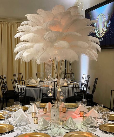 100 Pieces White Ostrich Feathers Wedding Decoration Celebration Carnival Event Feathers Decoration Material 5-32inch - Etsy White Feather Table Decor, Feather Decoration Ideas, Gatsby Centerpieces, Feathers Centerpieces, Event Decoration Ideas, Feather Centerpiece Wedding, Feather Wedding Decorations, Pineapple Cupcake, Feather Candle