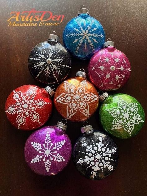 Holiday Dot Mandala, Mandela Dot Painting, Dot Painting Snowflakes, Christmas Dotting Art, Christmas Dot Mandala, Dot Painted Ornaments, Mandala Christmas Ornaments Diy, Dot Art Christmas Ornaments, Dot Painted Christmas Ornaments