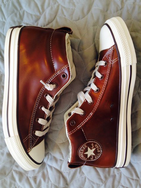 Converse Leather Shoes, Converse Chuck Taylor Leather, Allstar Converse, Converse Leather, Leather Chuck Taylors, Hippie Rock, Chuck Taylor Converse, Boots Outfit Men, Diy Sneakers