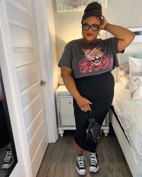 Maxi Skirt With Graphic Tee Outfit Plus Size, Graphic Tee Pencil Skirt Outfit, Plus Size Bbq Outfit Ideas, Skirt And Tshirt Outfits Plus Size, 2023 Plus Size Summer Outfits, Plus Size Pencil Skirt Outfit, Plus Size Graphic Tee Outfit, Long Pencil Skirt Outfits, Apple Shape Outfits Plus Size