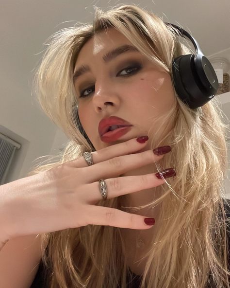 Red Nails Blonde Hair, Rockstar Girlfriend Aesthetic Hair, Rockstar Girlfriend Aesthetic Nails, Rockstars Gf Hair, Rockstar Girlfriend Eye Makeup, Rock Star Girlfriend Aesthetic Makeup, Rockstar Girlfriend Haircut, Rockstar Girlfriend Nails, Blonde Rockstar Hair