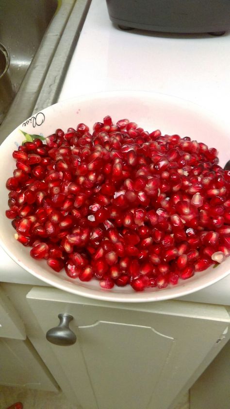 step one get pomegranates, peel them do what you got to do. Peeled Pomegranate, Peeling A Pomegranate, Inside Of A Pomegranate, Open A Pomegranate, Pomegranate Fruit Aesthetic, Pretty Food, Me Time, Pomegranate, Red Peppercorn