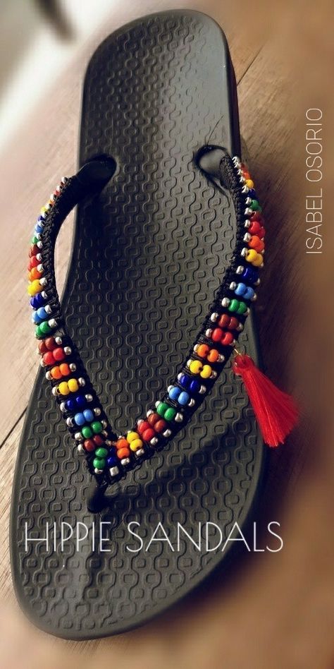 Fancy Flip Flops, Flip Flop Craft, Shoe Refashion, Beaded Flip Flops, Decorating Flip Flops, Rubber Slippers, Diy Beaded Rings, Diy Sandals, Diy Slippers